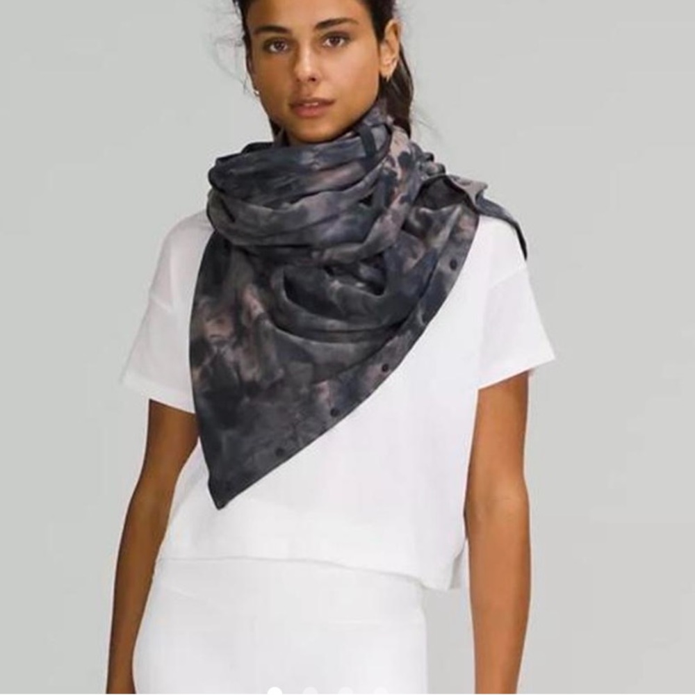 Lululemon tie dye snap “infinity Vinyasa” scarf/wrap